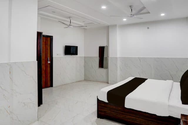 Classic room showing the bed, TV and ceiling fan