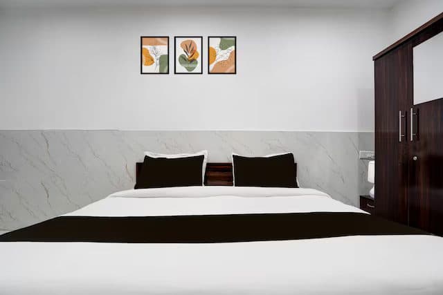Premium room with a double bed and wardrobe