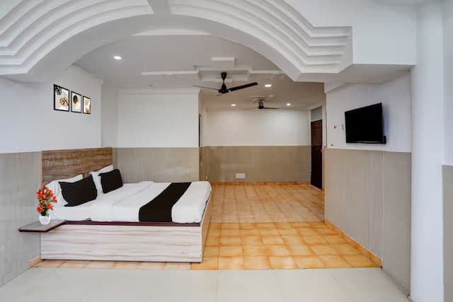 Room with an arched ceiling detail