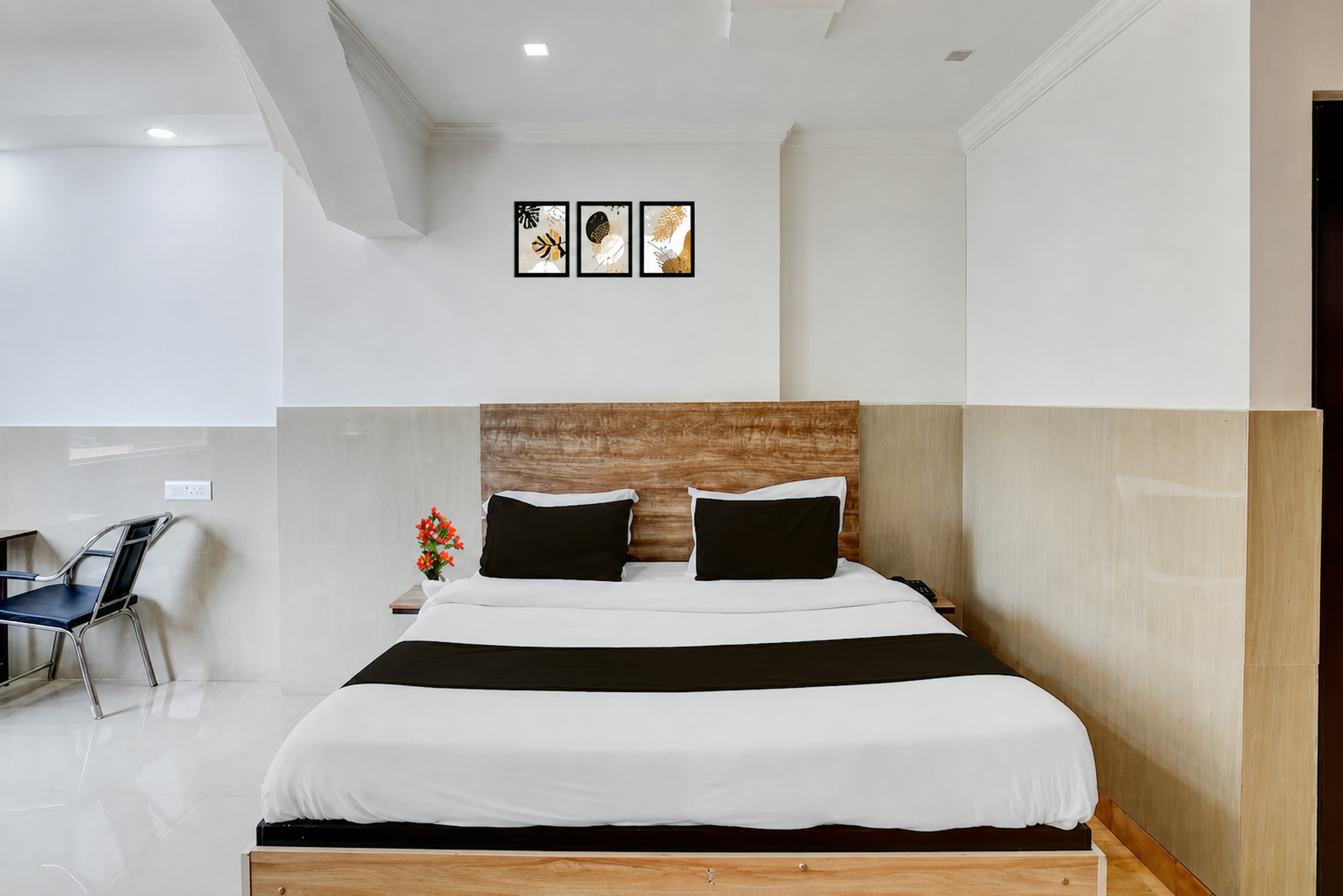 Guest room with a double bed and luggage rack