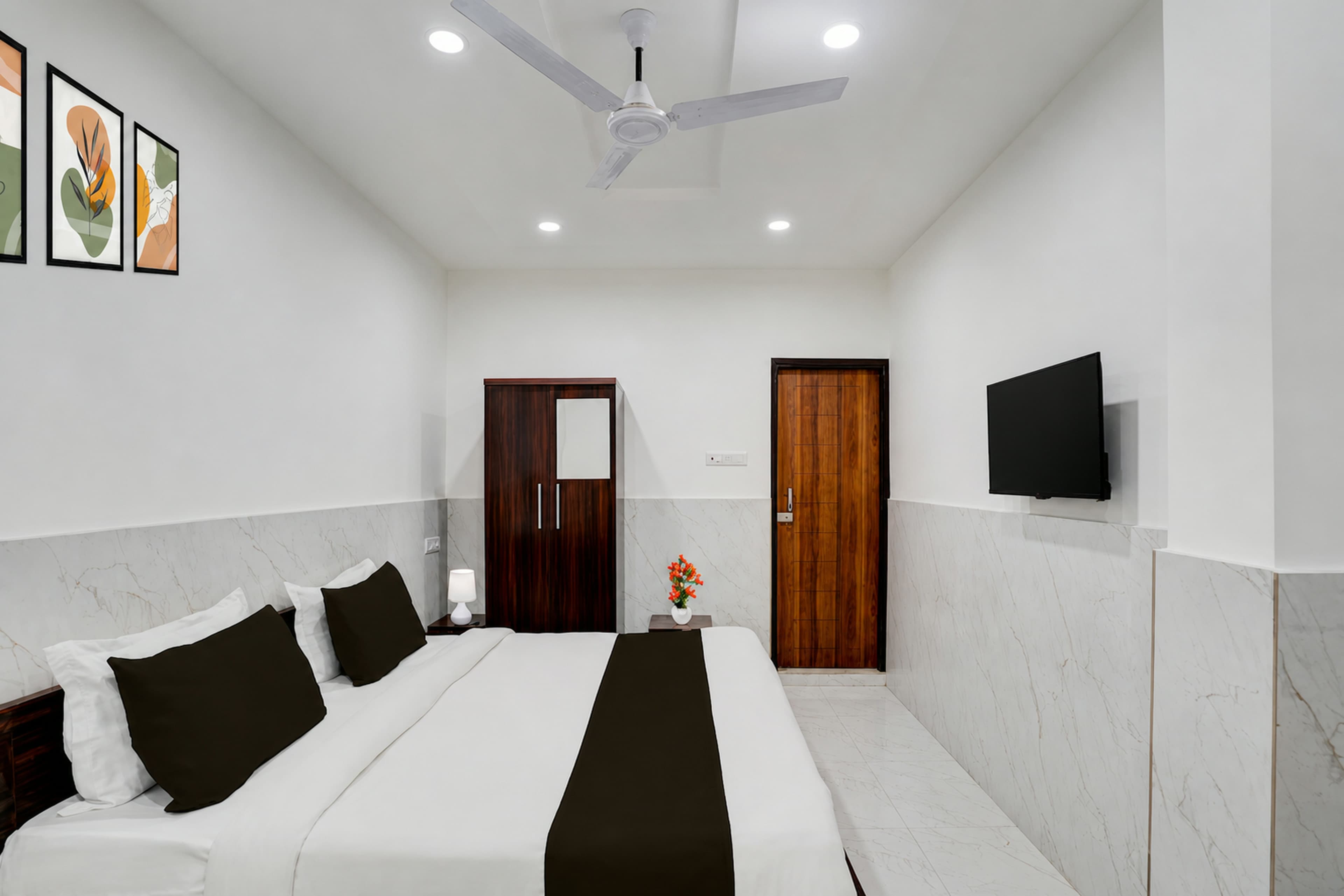 Guest room with a double bed and tiled flooring