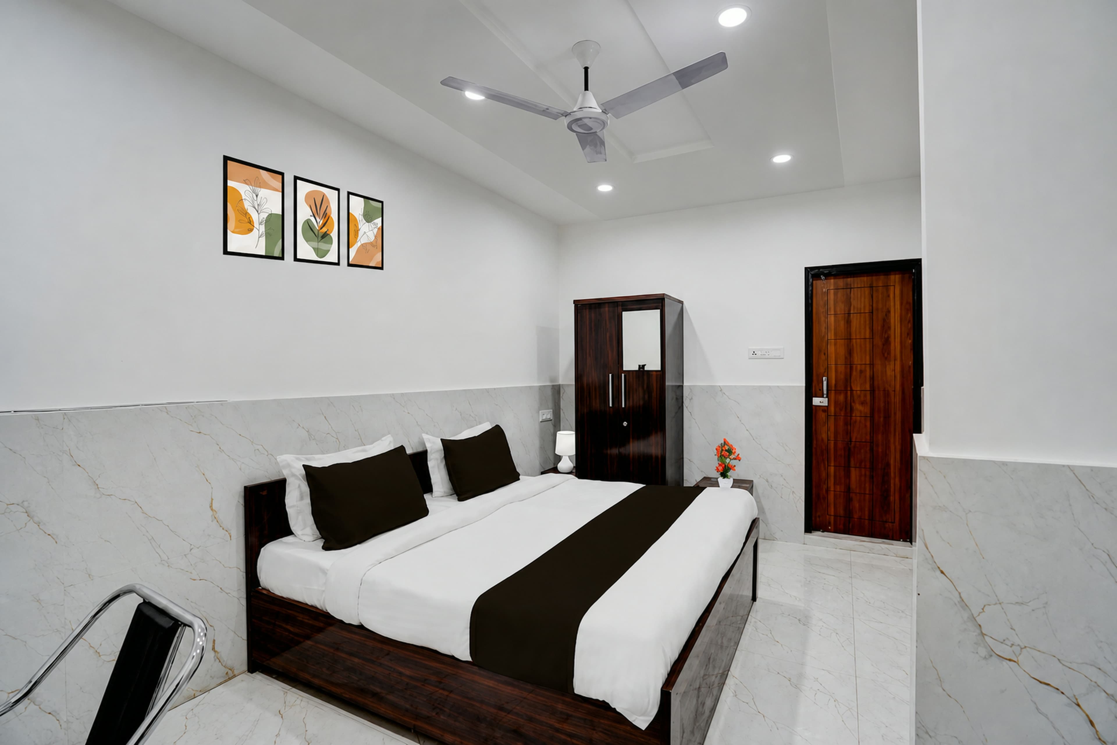 Guest room with a double bed and a lounge chair