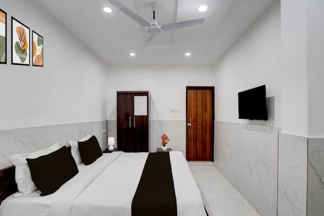 Classic room with a double bed, wall-mounted TV and tiled flooring