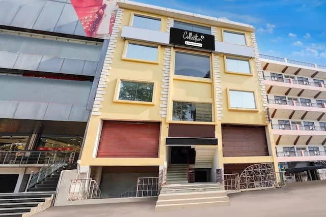 Street view of the Metro Club & Guest House building in Vikas Nagar, Lucknow